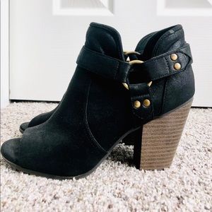 Black open toed booties! Block heel. Size 7! 🖤